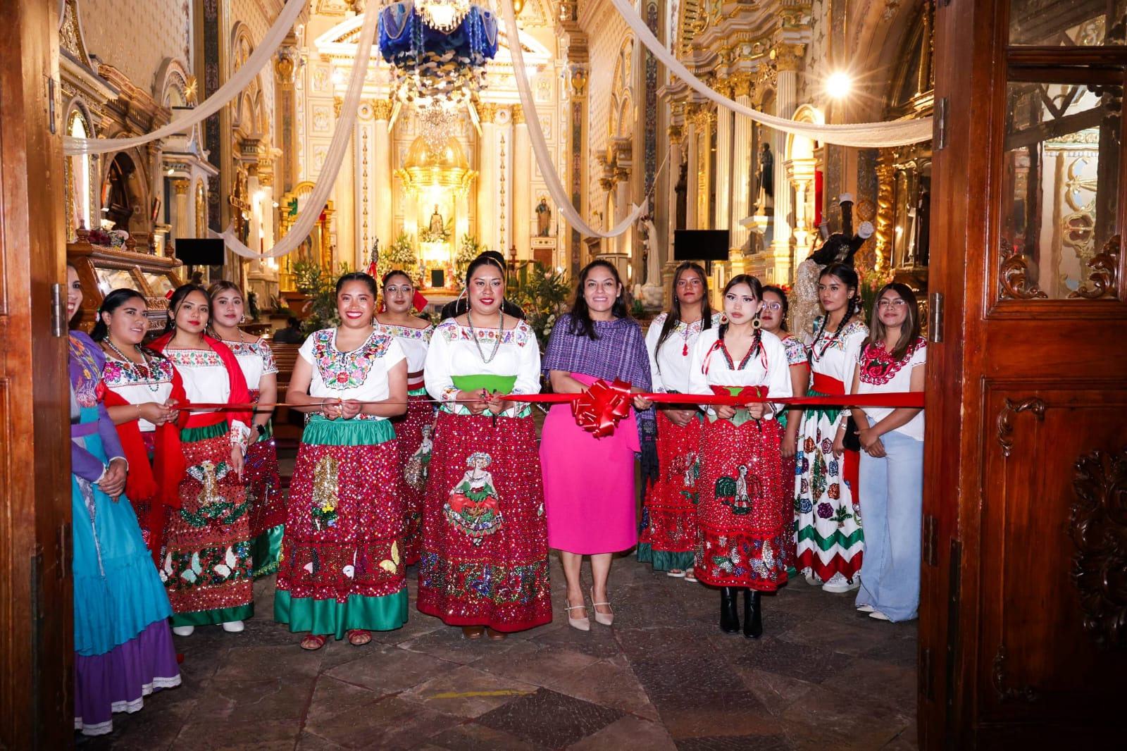 Anuncia Lupita Cuautle actividades de las floreras y castilleros durante Fiesta Patronal de San Andrés Apóstol