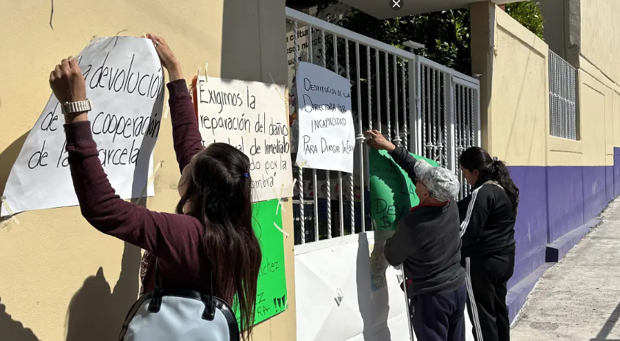 Estalla conflicto en primaria de Tlaxcala: padres logran destituir a la directora