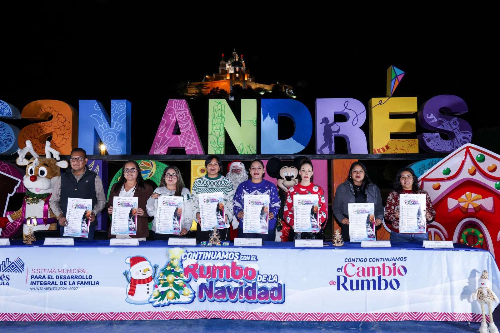 Anuncia Lupita Cuautle el inicio de la navidad con encendido de árboles