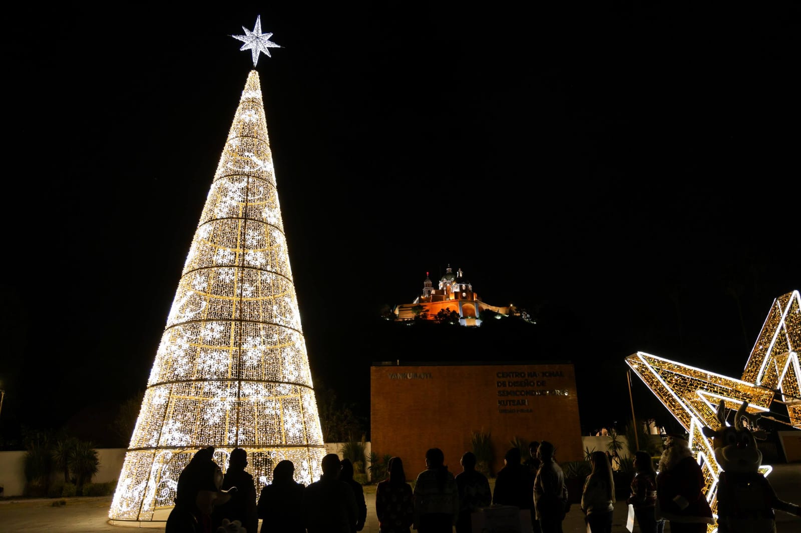 Anuncia Lupita Cuautle el inicio de la navidad con encendido de árboles