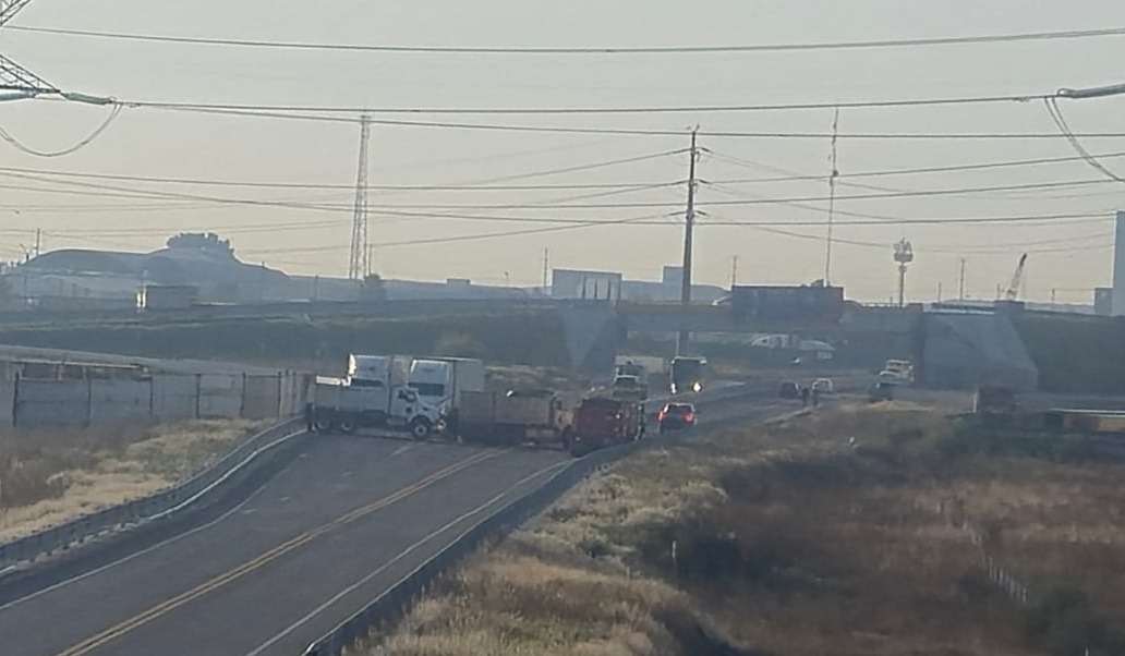 Bloquean autopista Puebla–Tlaxcala con quema de maquinaria; autoridades mantienen control 