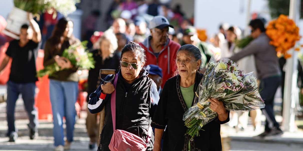Sin incidentes y con gran afluencia, poblanos visitan el Panteón Municipal en Día de Muertos