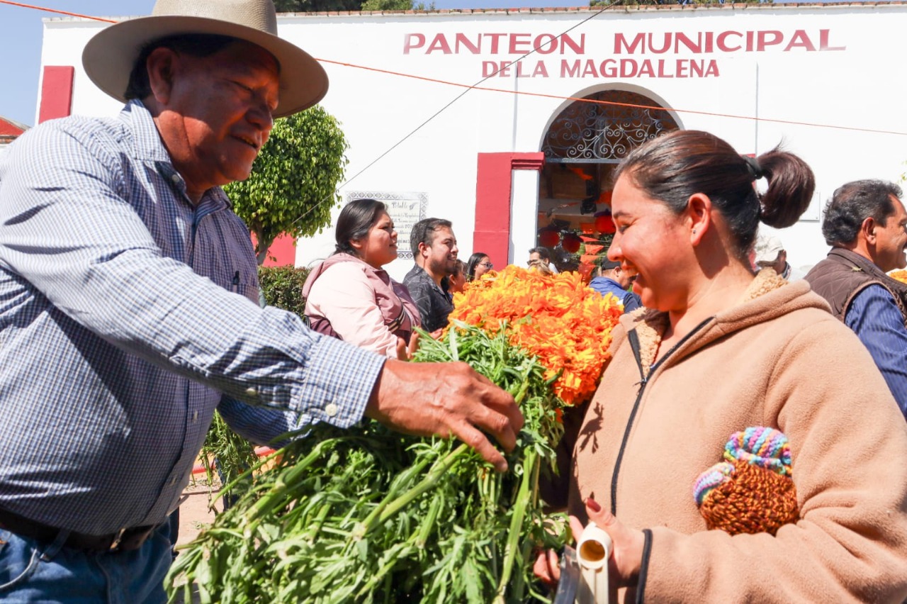 entregan flores en panteones spch 4