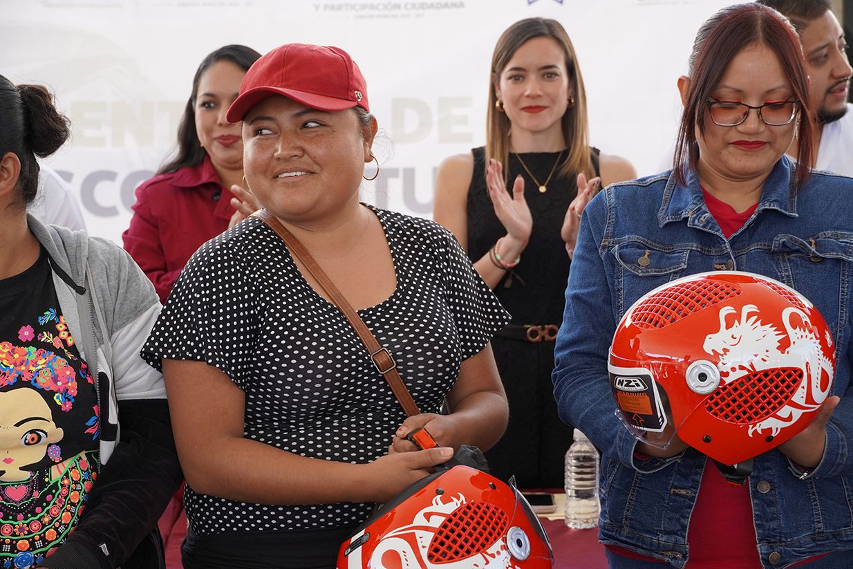 Impulsan en San Pedro Cholula movilidad segura con entrega de cascos a motociclistas