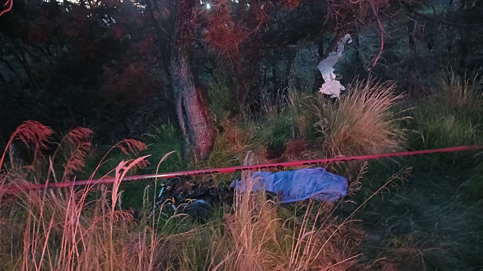 Joven muere y otro queda grave tras chocar motocicleta en Cuaxomulco