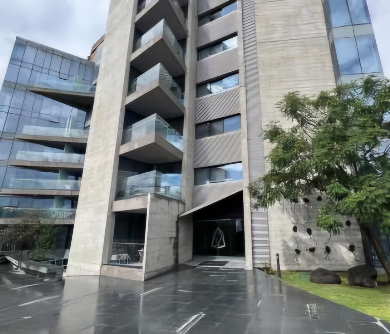 Mujer pierde la vida tras caer de un edificio en la zona de Angelópolis