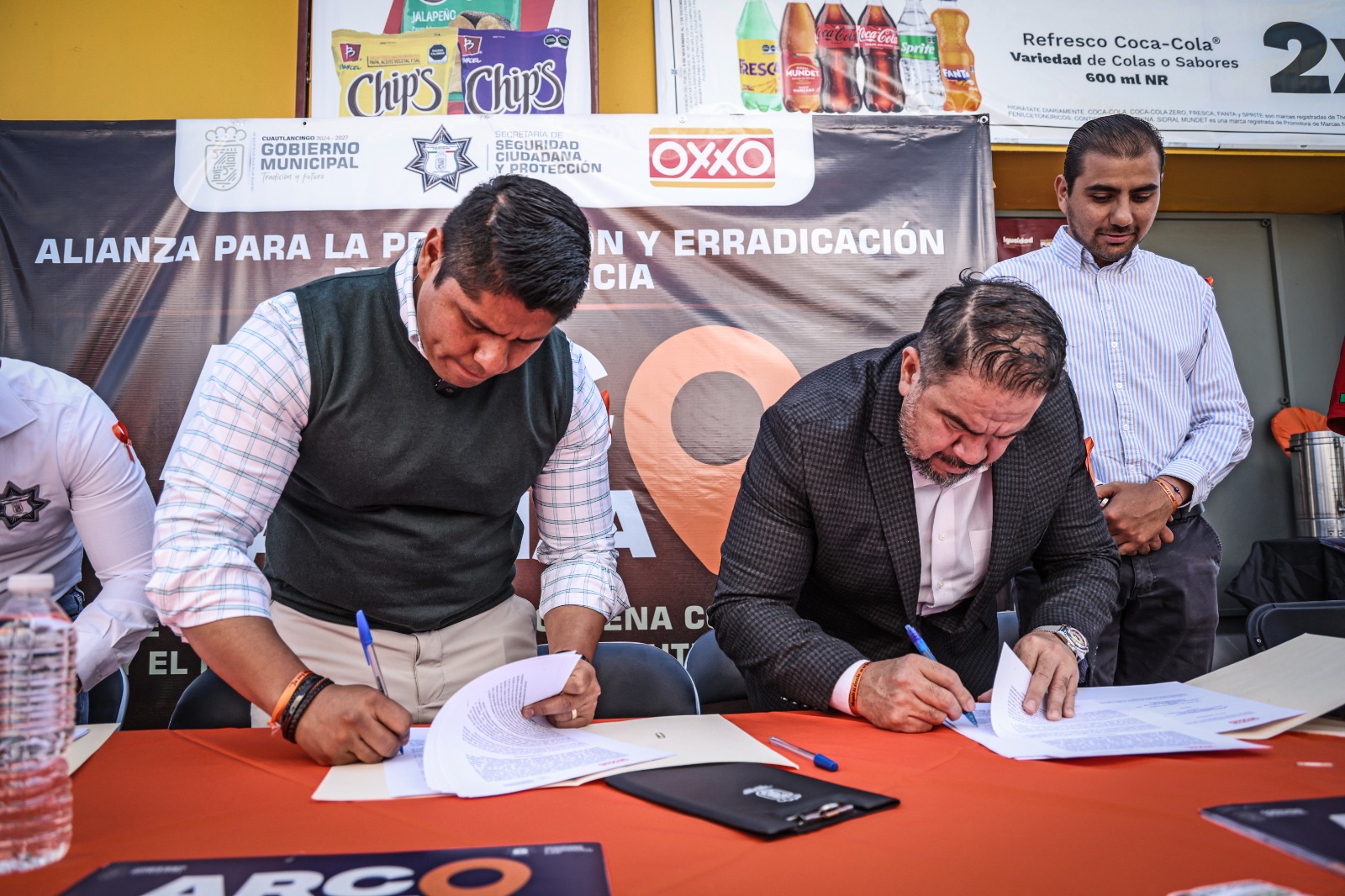 Firma Omar Muñoz convenio de colaboración con la cadena OXXO para la instalación de “Arcos Naranja”