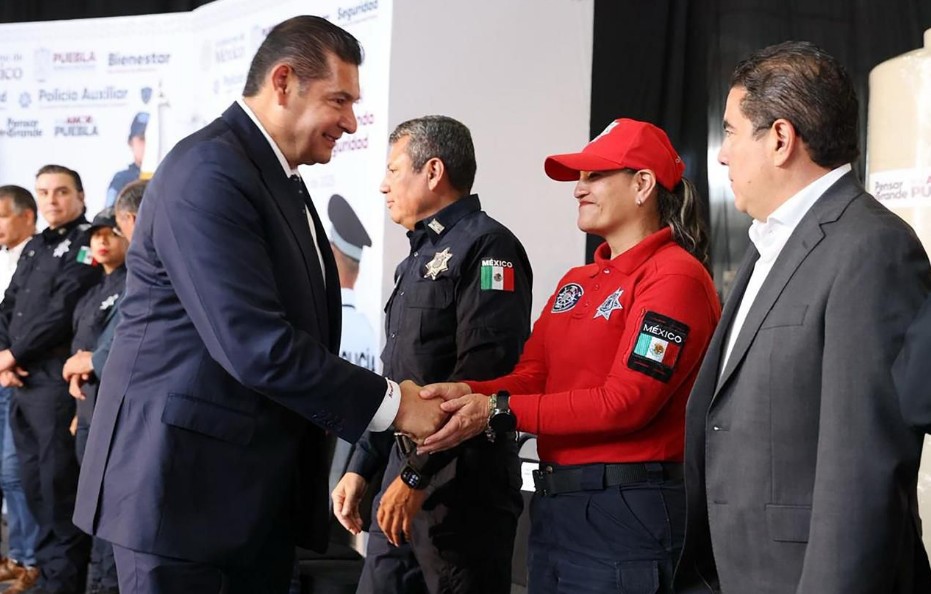 Armenta cumple y apoya a más de 11 mil policías con mejoras de vivienda