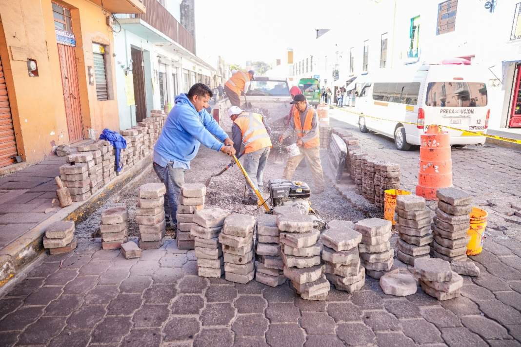 Rehabilitan la calle 20 de Noviembre en Tlaxcala tras hundimientos