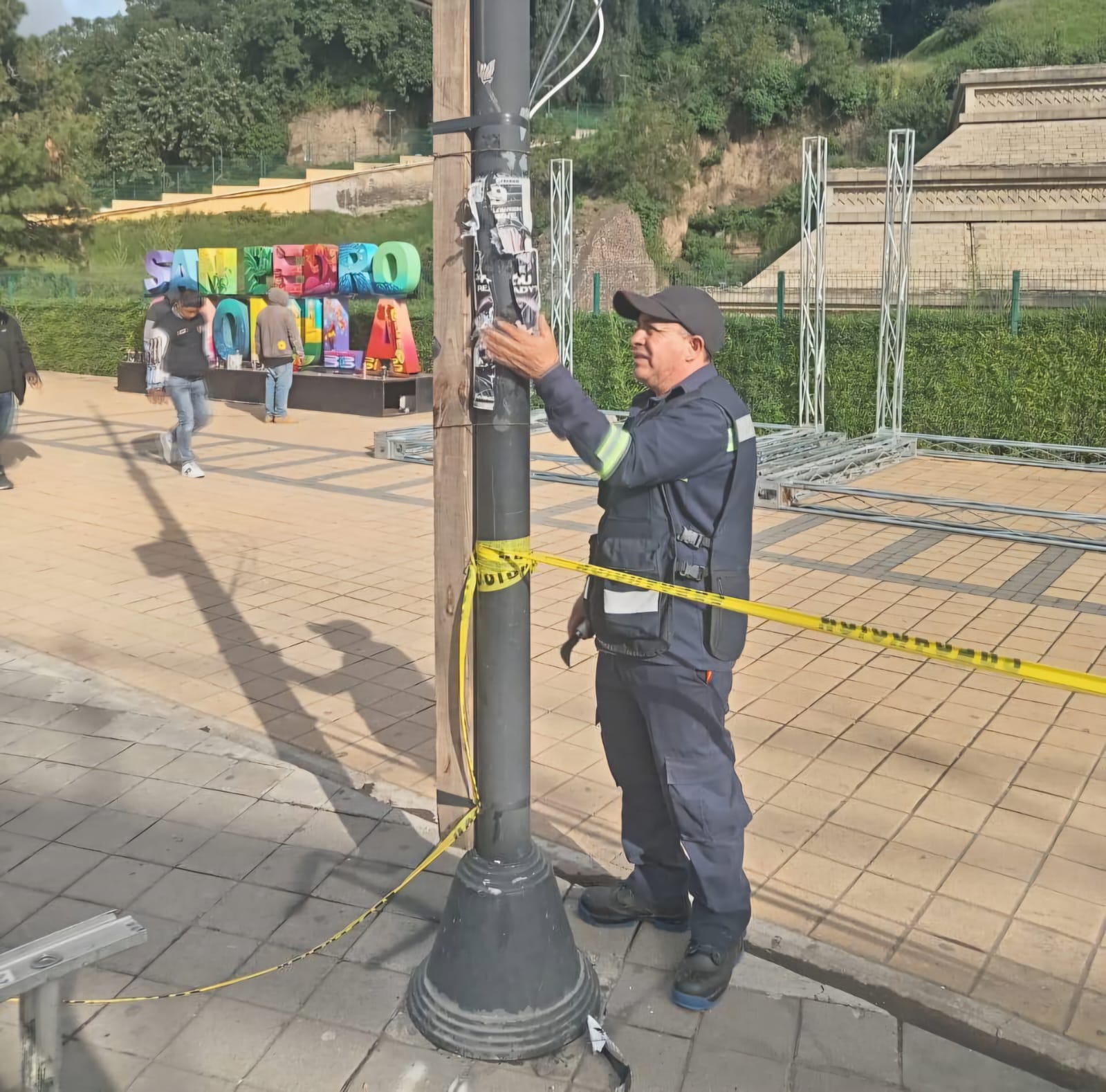 Gobierno de San Pedro Cholula da mantenimiento a alumbrado público en Parque Soria rumbo al Mundial de Voleibol de Playa Sub-21