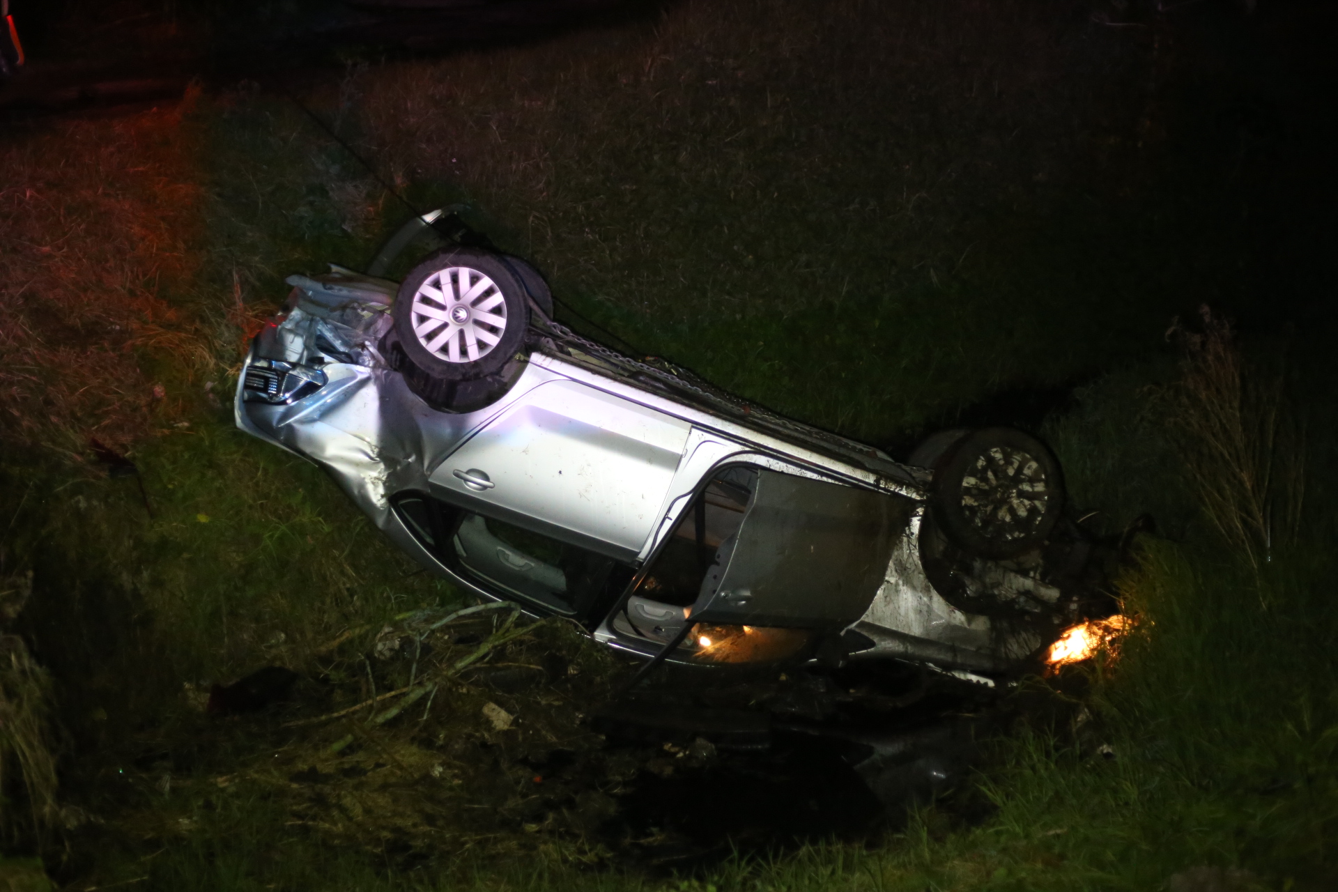 Auto termina en riachuelo tras accidente en Panotla