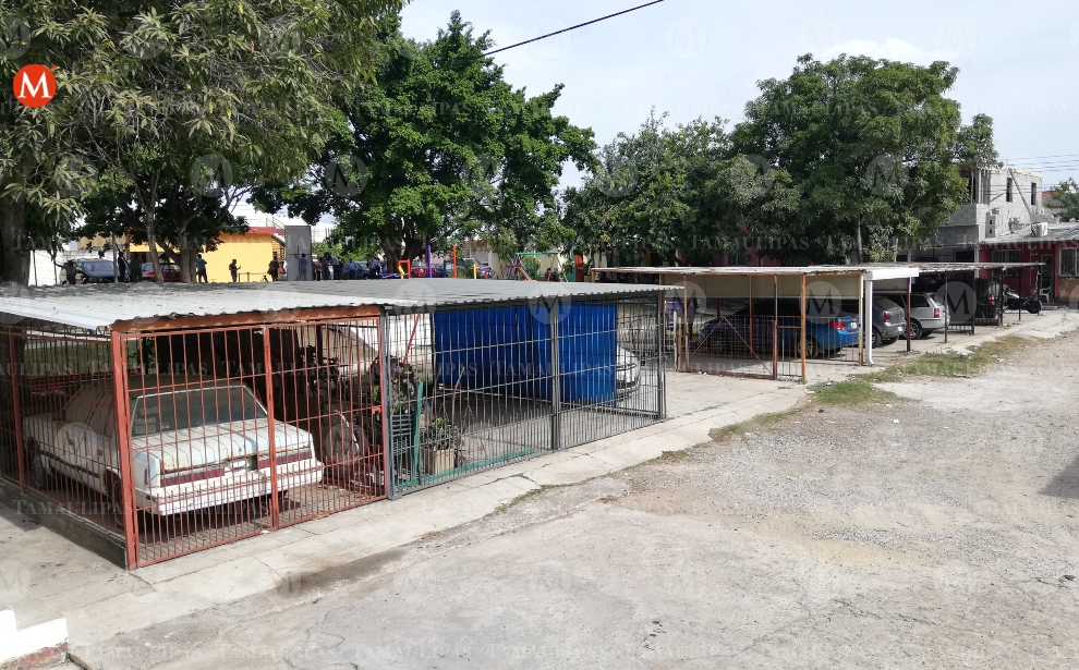 Puebla, Pue.- El Ayuntamiento de Puebla mantiene bajo análisis 345 reportes de construcciones irregulares e invasiones de áreas verdes y espacios públicos, informó la titular de la Secretaría de Gestión y Desarrollo Urbano, Karina Romero Sainz, quien advirtió que estas prácticas continúan ocurriendo de manera constante en distintos puntos de la capital.  De acuerdo con la funcionaria, la dependencia recibe entre dos y tres denuncias semanales, lo que equivale a una docena de casos mensuales, que incluyen tanto edificaciones sin autorización como la colocación de jaulas metálicas en vialidades o parques.  Romero Sainz precisó que cada denuncia es analizada por personal especializado, y aquellas que presentan irregularidades graves son turnadas para su seguimiento jurídico correspondiente. “Estos casos se atienden de manera personalizada en el Centro de Atención Municipal (CAM), ubicado en la 4 Poniente y 11 Norte”, puntualizó.  La secretaria exhortó a las y los poblanos a denunciar cualquier intento de ocupación o alteración del espacio público, recordando que este tipo de acciones se encuentran al margen de la ley y generan afectaciones tanto urbanas como ambientales.  Asimismo, reiteró que el municipio mantiene abiertas las carpetas de investigación con el objetivo de proceder legalmente contra quienes resulten responsables de invadir zonas municipales o realizar construcciones sin los permisos correspondientes.