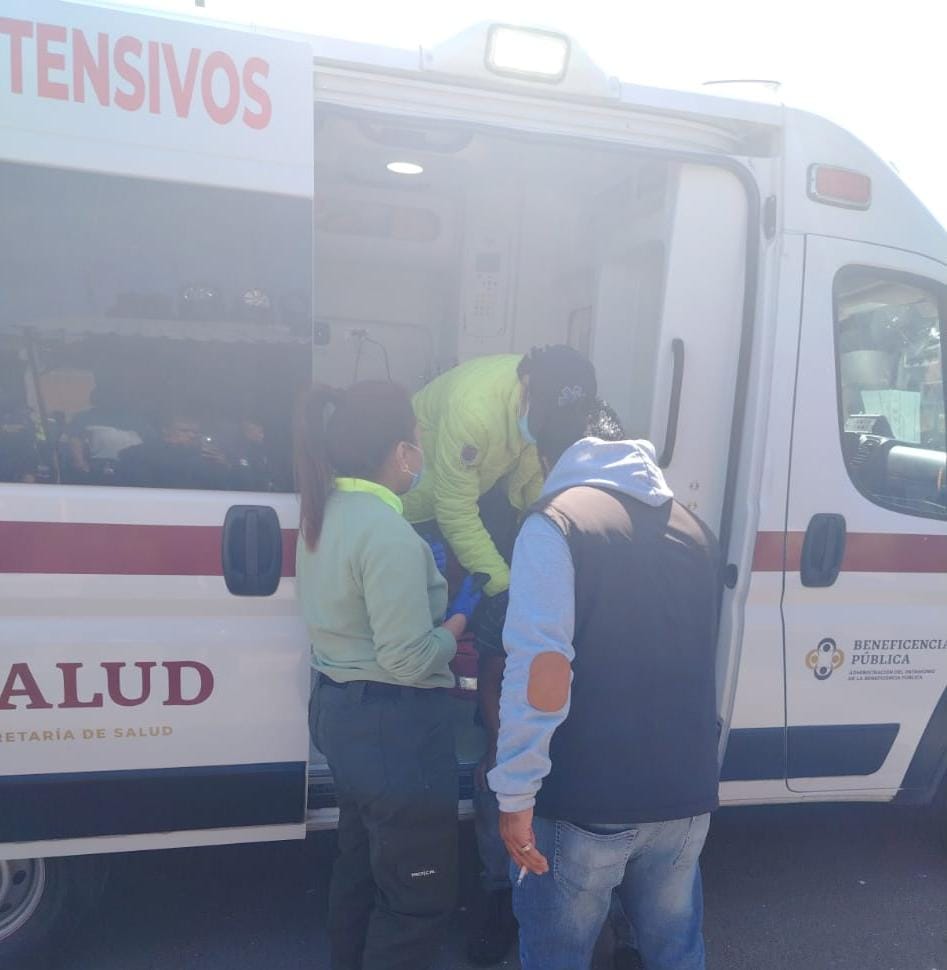 En Tlaltelulco: Explosión de llanta de retroexcavadora deja tres heridos