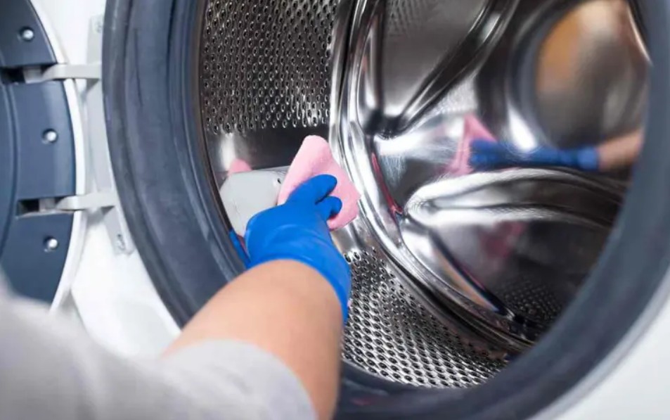 Por qué es vital desinfectar tu lavadora