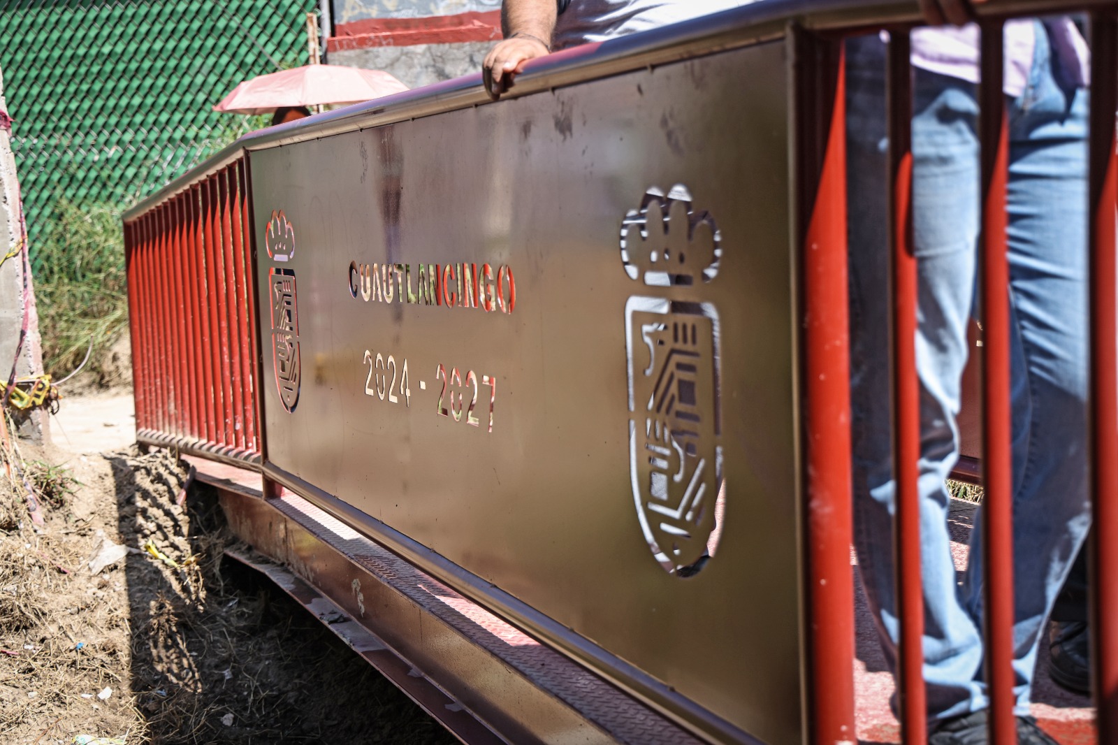 Omar Muñoz entrega puente peatonal en VW 2 para brindar seguridad a las familias