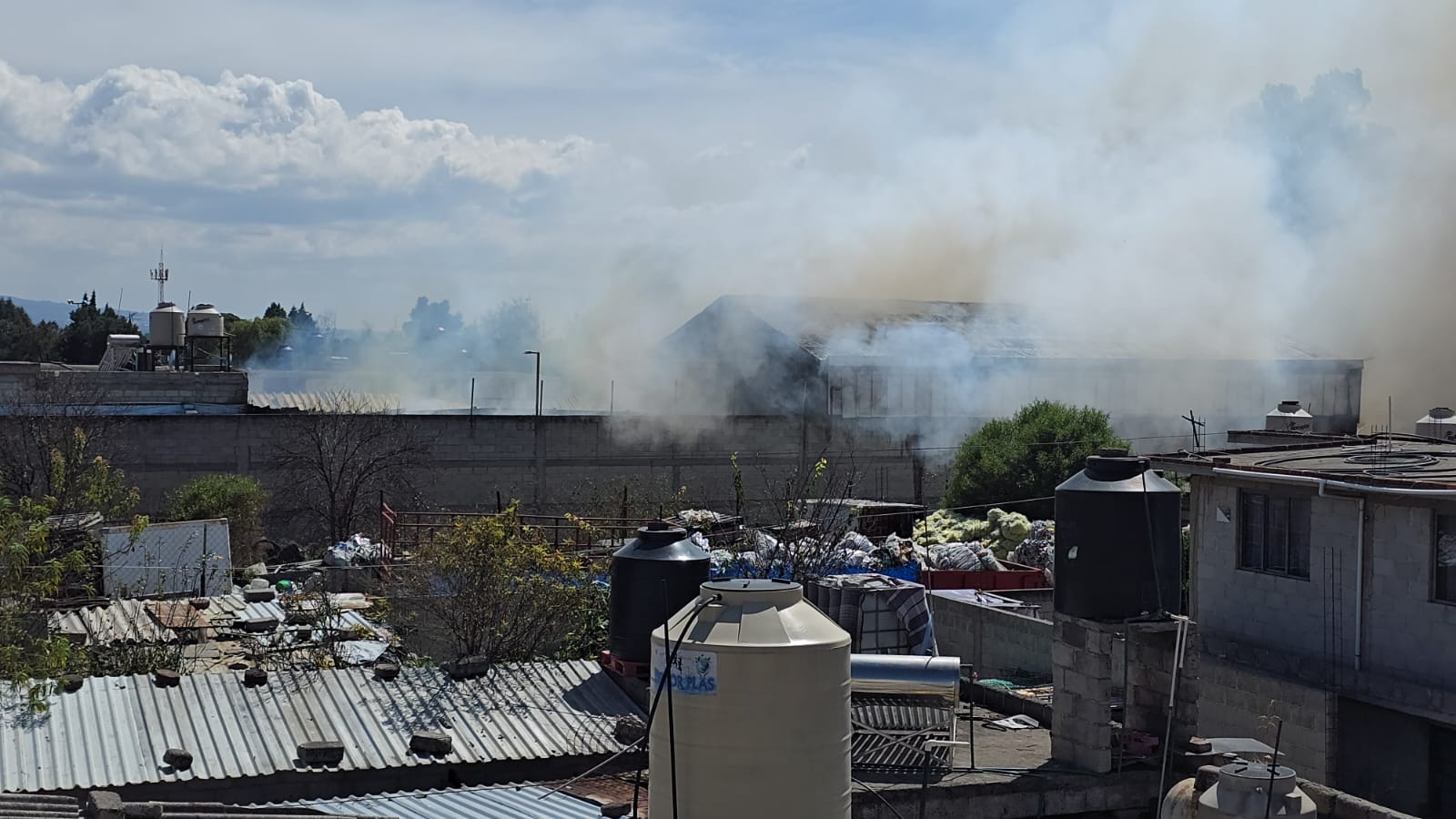 Incendio consume recicladora en Apizaco; dos bomberos resultaron con quemaduras leves