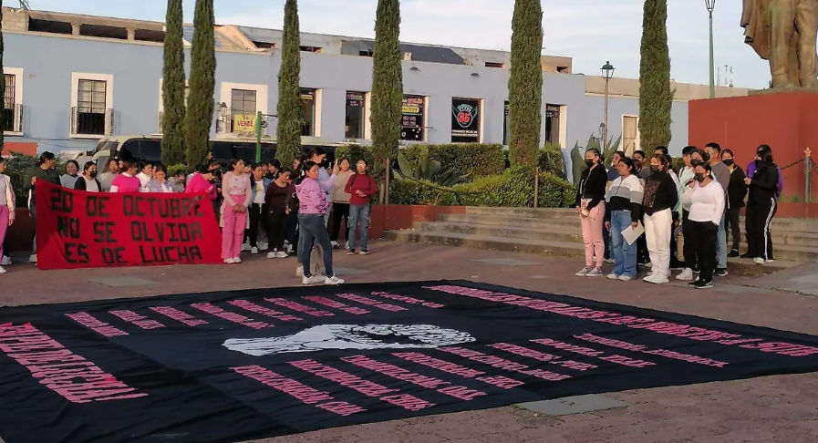 Normalistas de Panotla marchan por justicia y recuerdan a Beatriz N.
