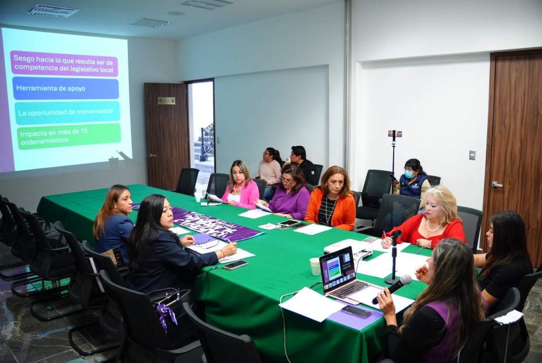 Lorena Ruiz se reúne con colectiva 50+1 para fortalecer derechos de las mujeres