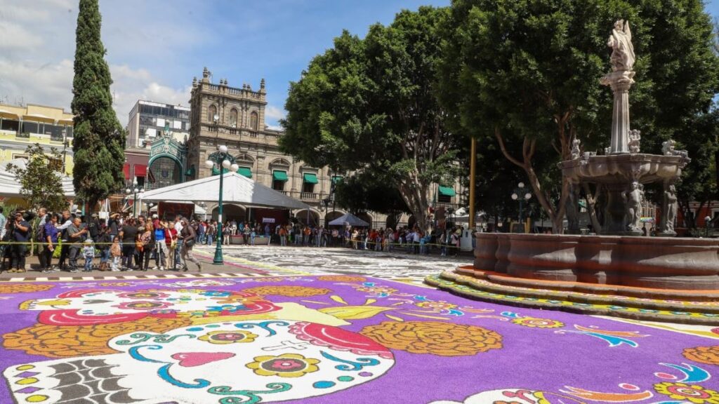 El zócalo de Puebla se transforma en un homenaje monumental al Día de Muertos