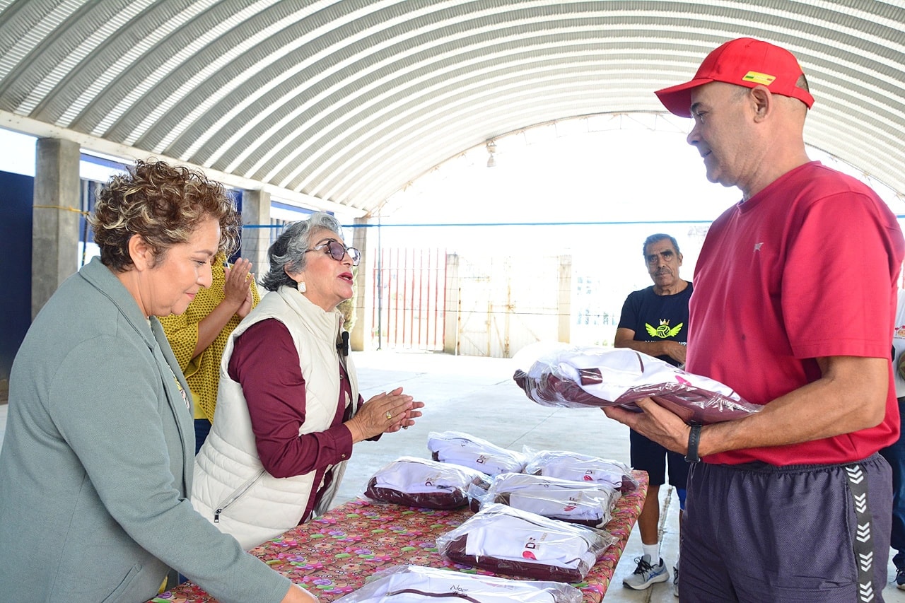smdif spch entrega uniformes abuelitos 4jpg