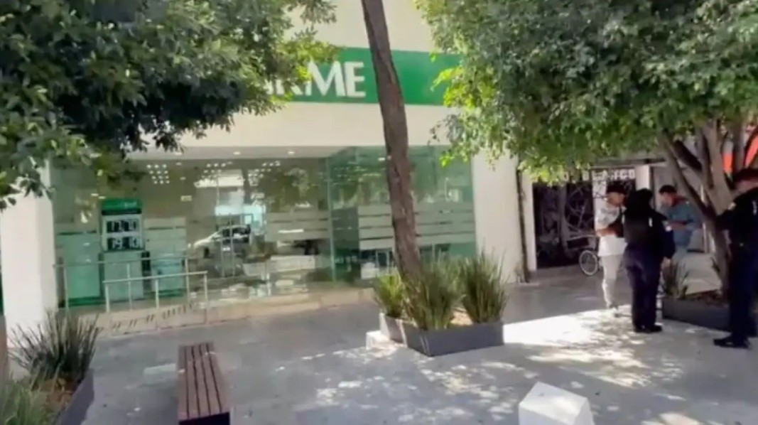 Violento asalto en banco del centro de Puebla