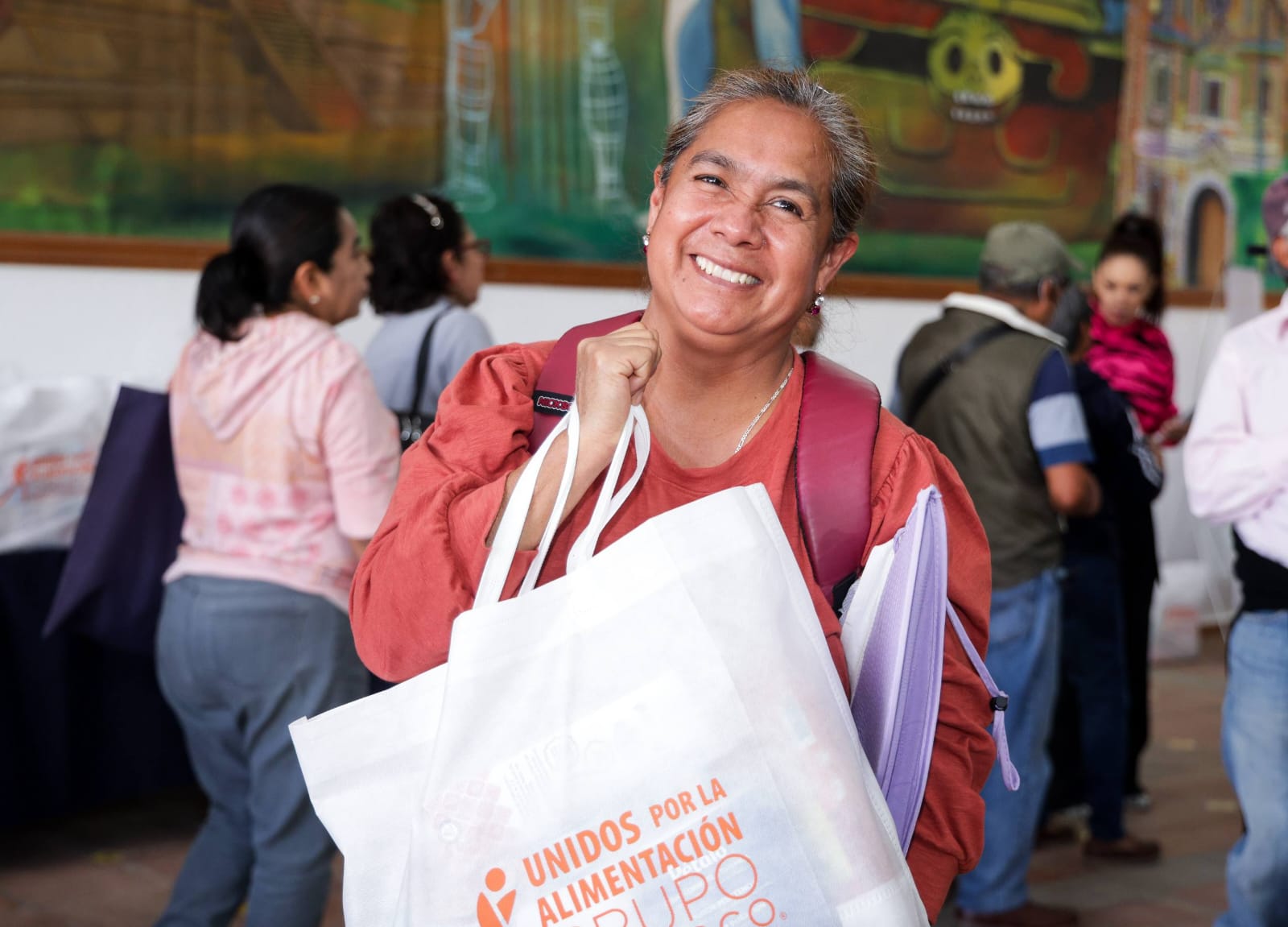 Entrega Lupita Cuautle apoyos alimentarios en colaboración con Industrias Bachoco