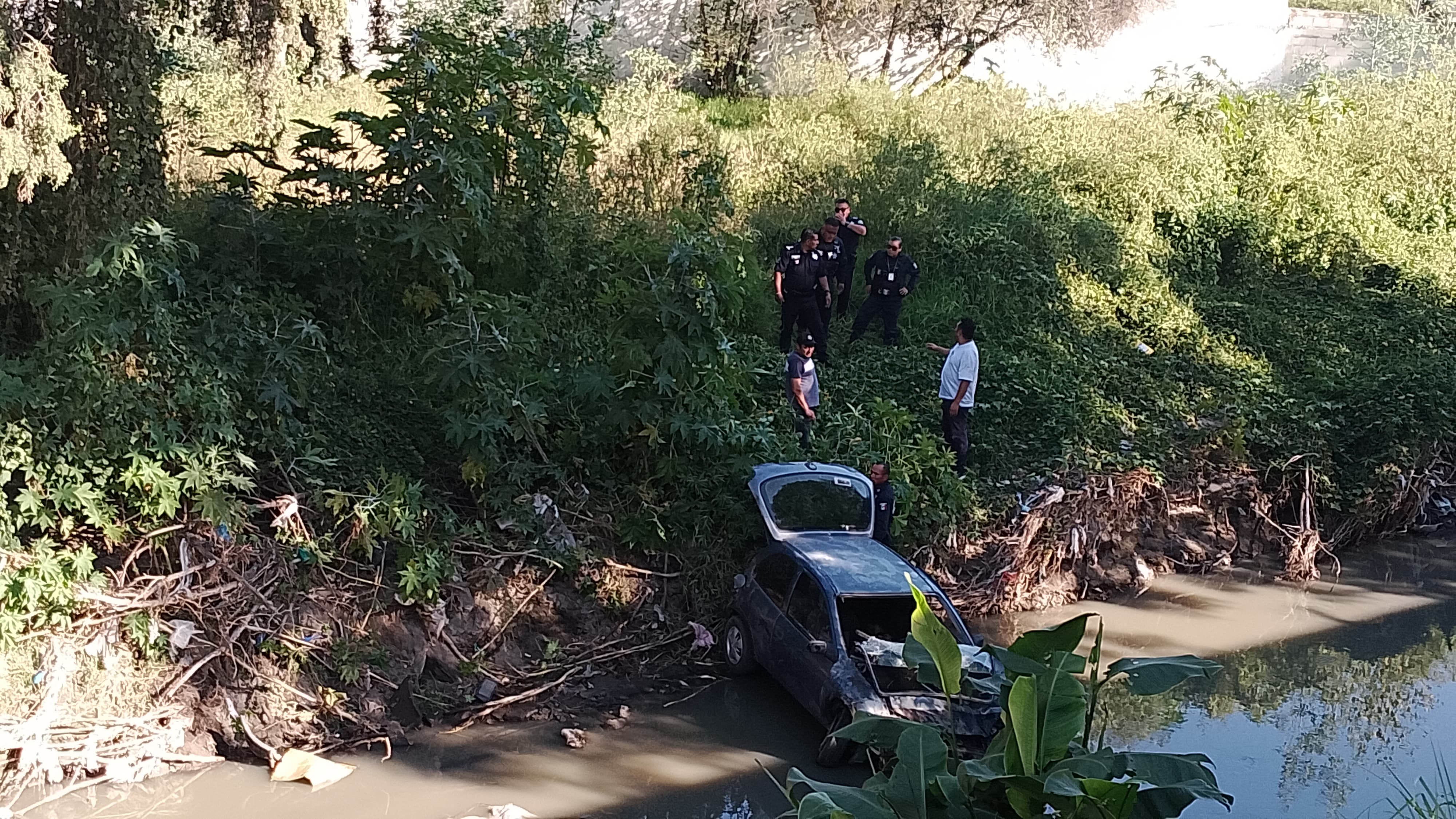 Conductor sobrevive tras caer con su vehículo a canal de aguas negras en Tlaxcala