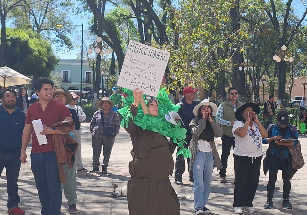 Exigen ambientalistas claridad con proyecto de Ciudad de la Juventud, protestan ante Palacio de Gobierno