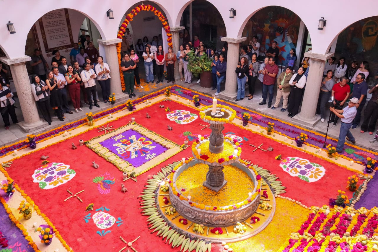 San Pedro Cholula honra a sus ancestros con una Ofrenda Monumental dedicada a las víctimas de la historia y del olvido
