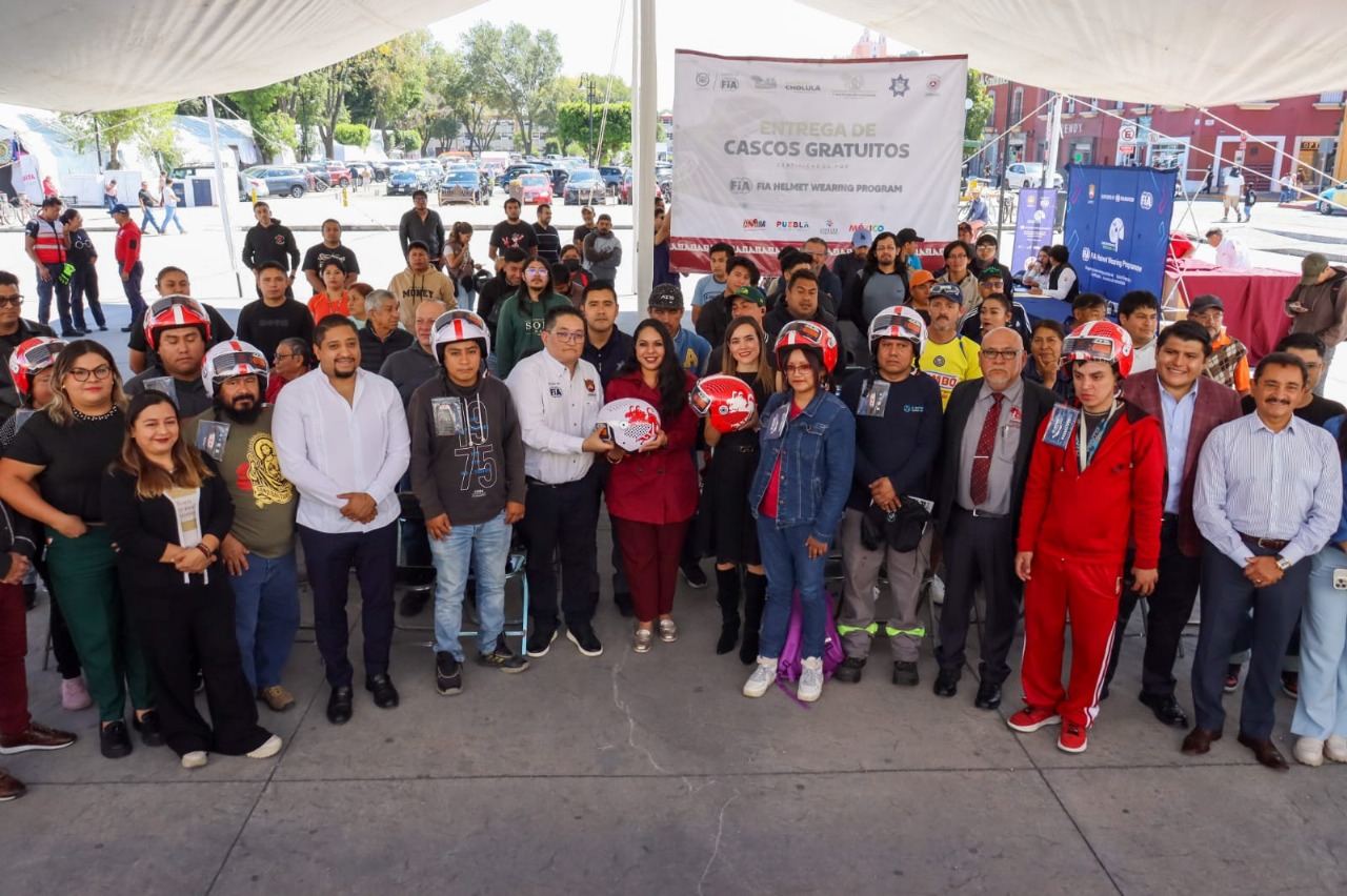 Tonantzin Fernández entrega cascos gratuitos a motociclistas de San Pedro Cholula