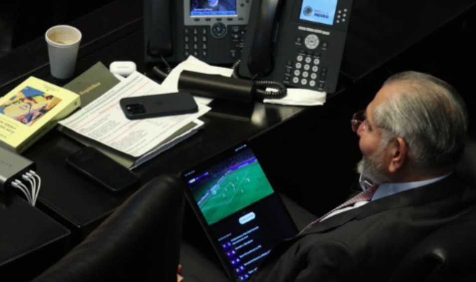 Senador distraído durante sesión clave