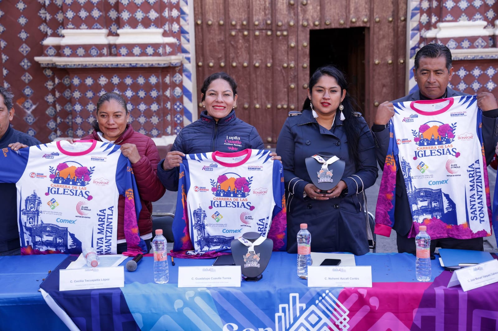 Presenta Lupita Cuautle la playera y medalla de la “Carrera de las Iglesias 2025”