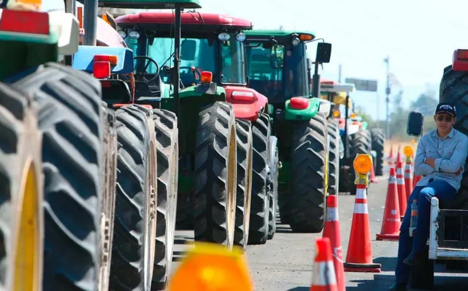 Campesinos mantienen bloqueos pese al acuerdo con el Gobierno