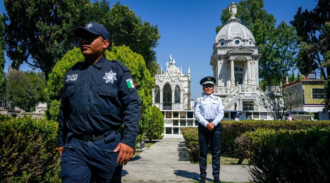 Refuerzan la seguridad en los panteones de la capital poblana