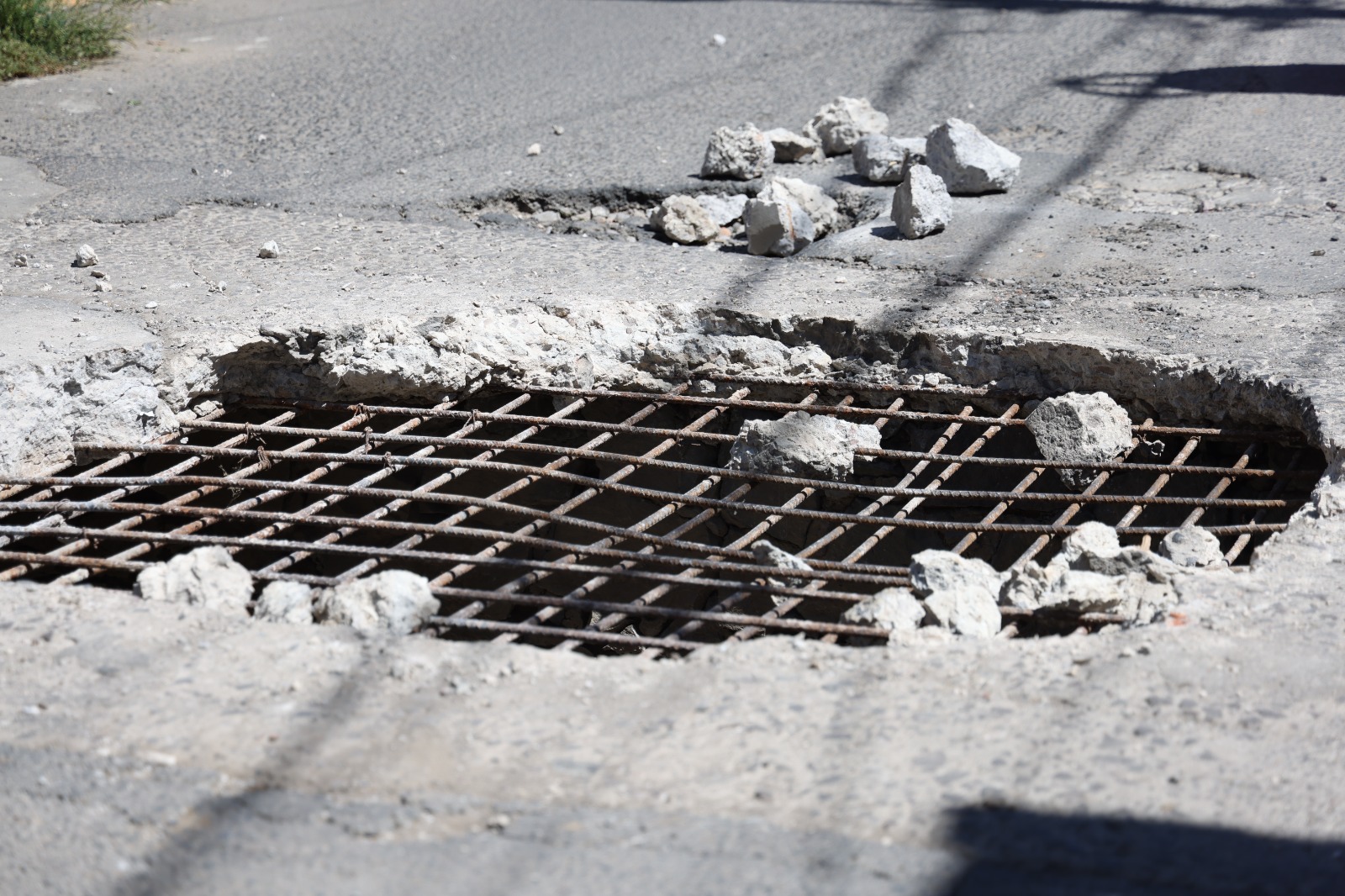 Supervisa Omar Muñoz trabajos en puente-alcantarilla de importante vialidad del municipio