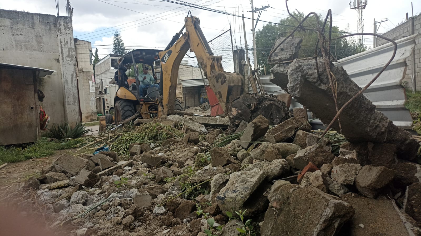 Omar Muñoz atiende afectaciones por lluvias en Sanctorum; retiran escombros en San Miguel Apetlachica