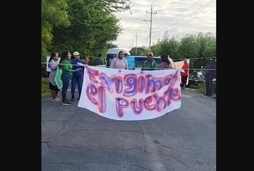 Habitantes de Tecolacio exigen reparación del puente
