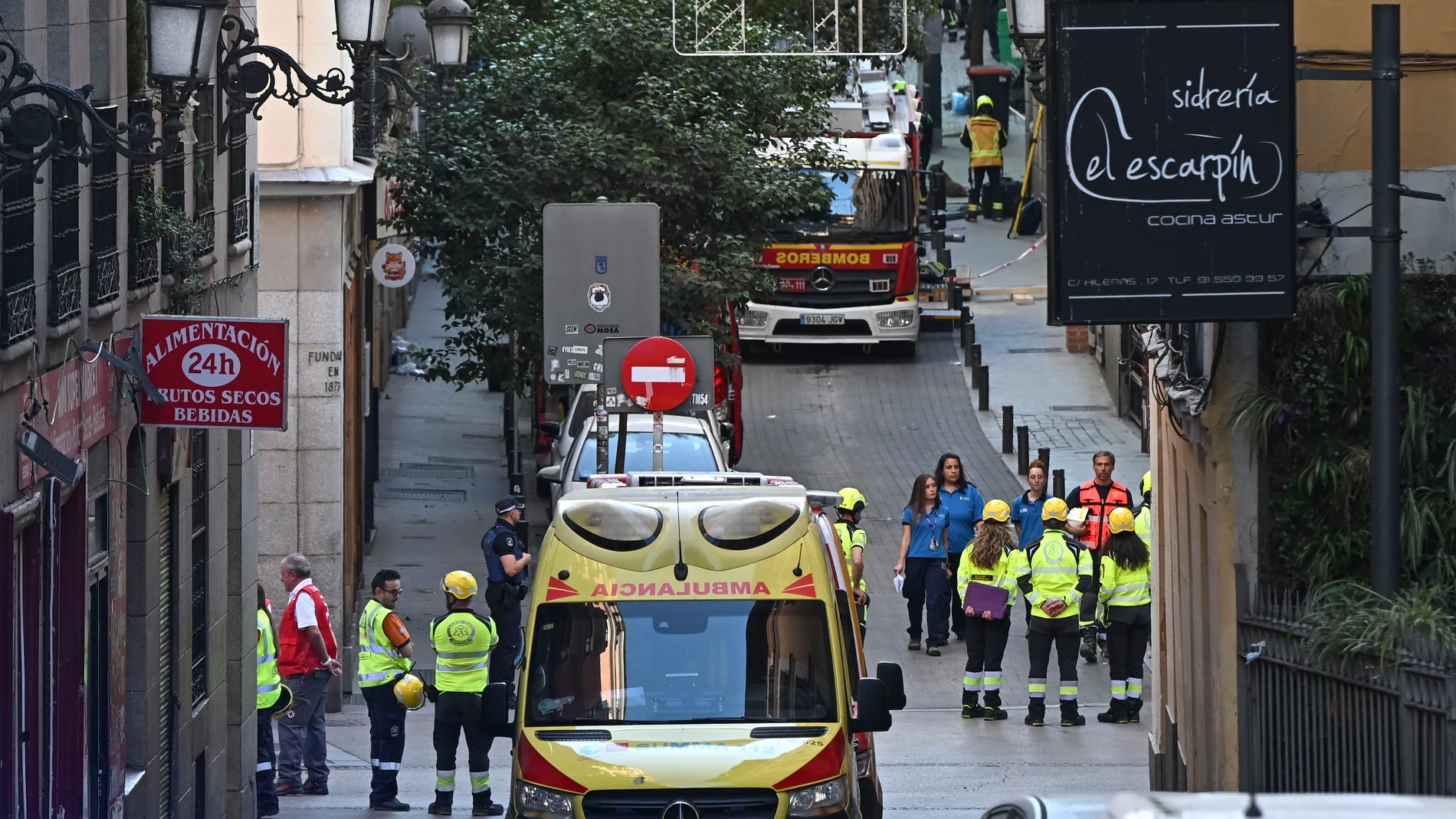 Derrumbe de edificio en Madrid deja cuatro personas muertas; continúan las investigaciones