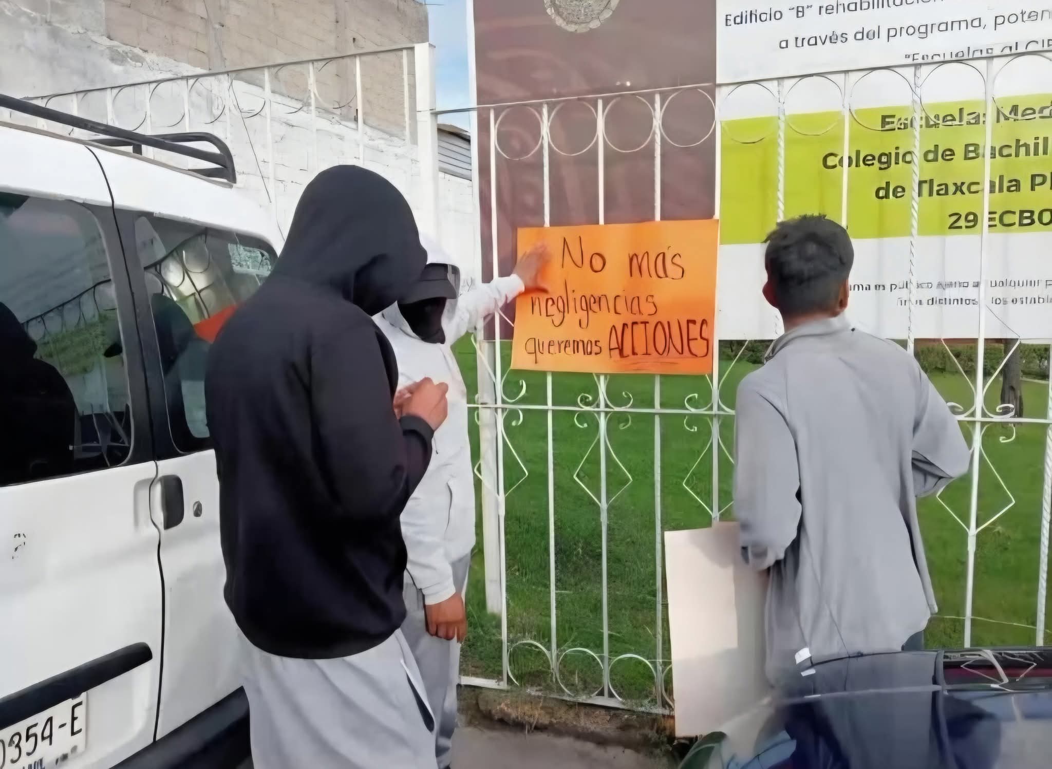 Foto: Cortesía Paterfamilias del COBAT 04 se oponen a llegada de nueva subdirectora
