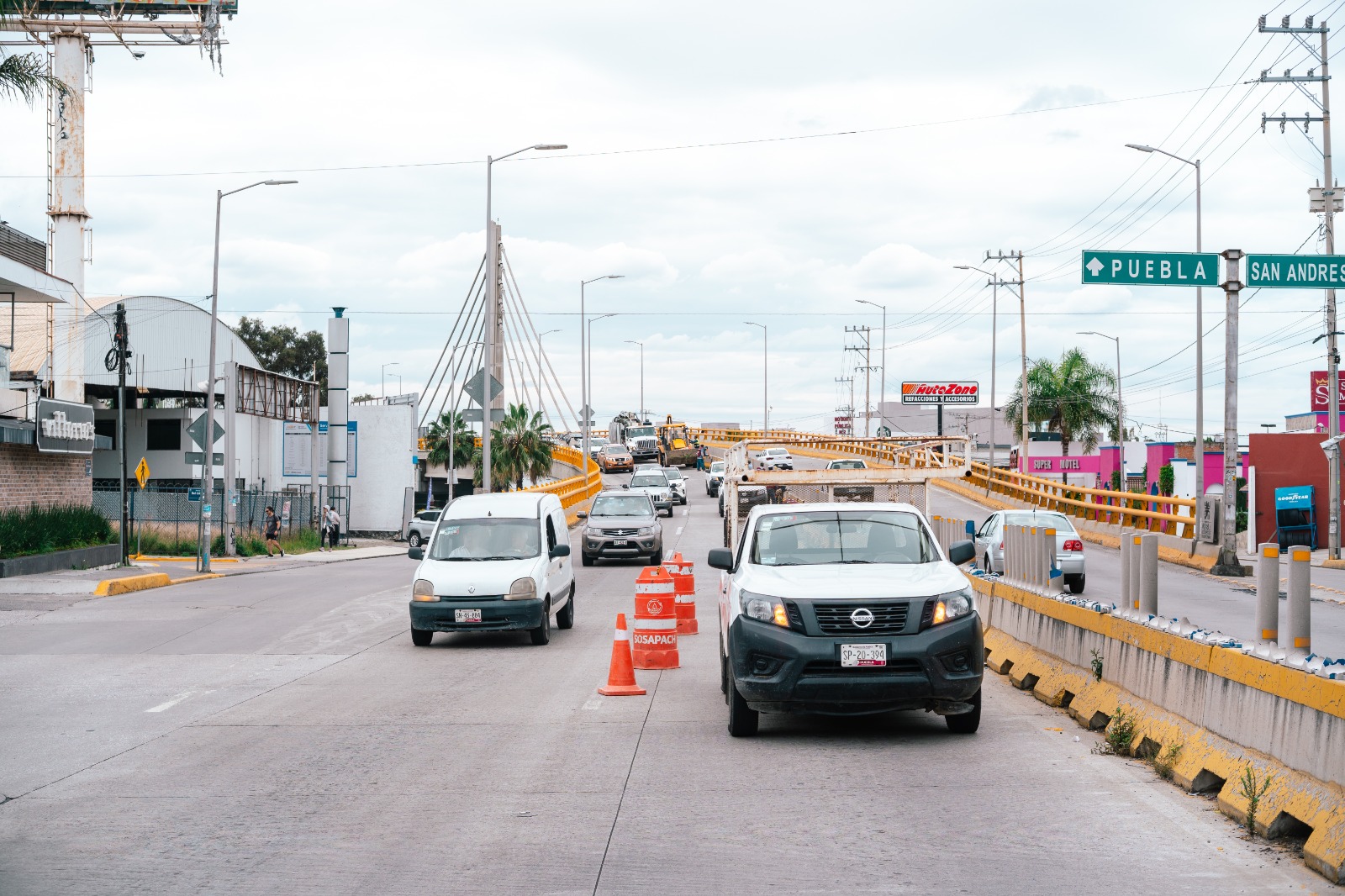 Por: Cortesía Lula Pineda Continúan trabajos de limpieza y desazolve en el Distribuidor Vial Cholula