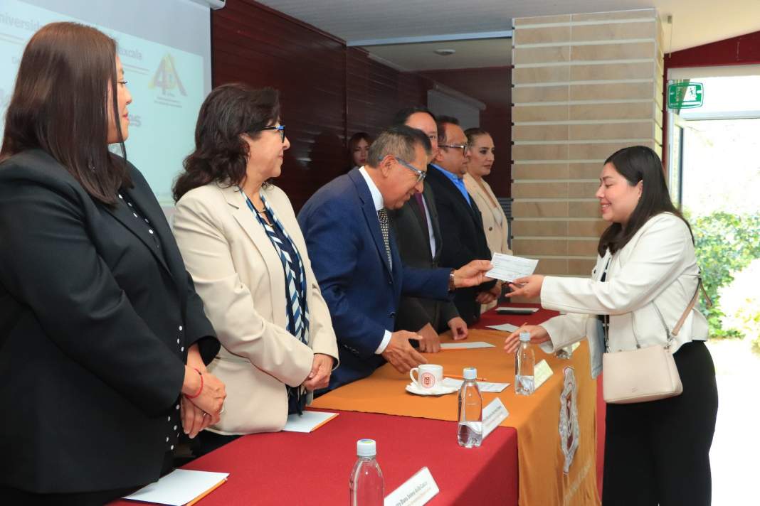 Foto: Cortesía UATx entrega 3,067 becas Primavera 2025 y fortalece formación de estudiantes