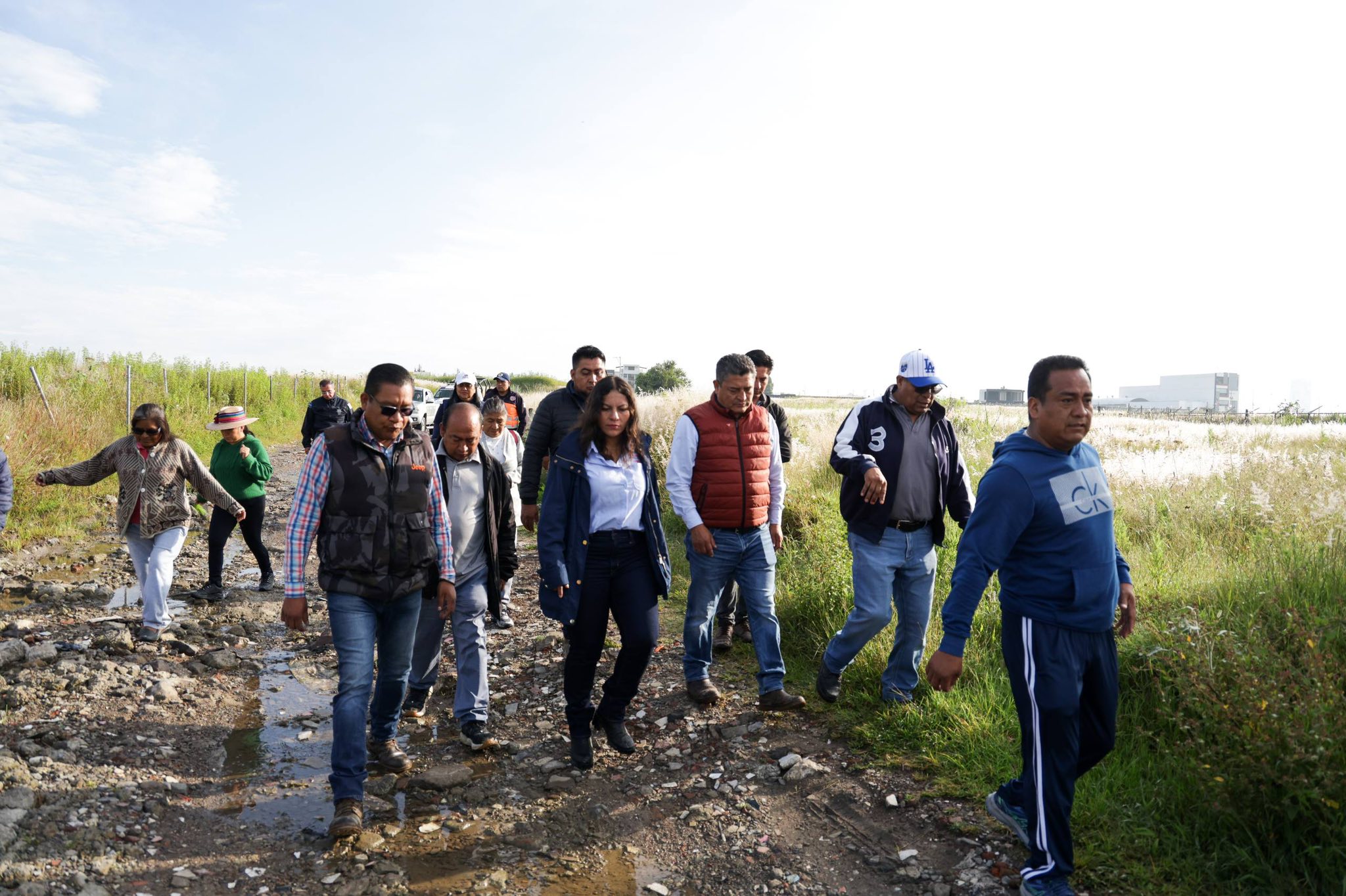 Por: Cortesía Lula Pineda Guadalupe Cuautle supervisa condiciones de vialidad en San Antonio Cacalotepec