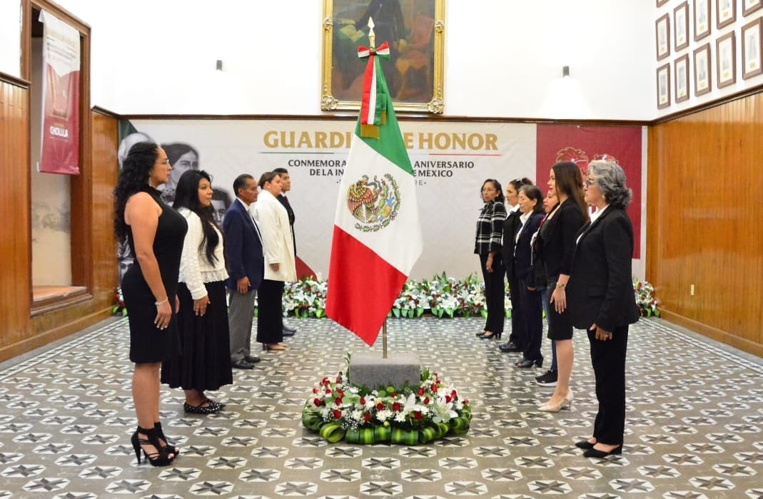 Por: Cortesía Lula Pineda Encabeza Tonantzin Fernández Guardia de Honor en conmemoración del 215 aniversario del inicio de la Independencia de México