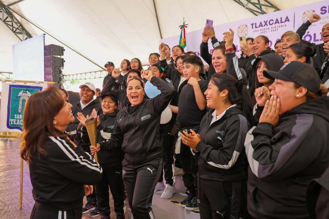Foto: Cortesía Lorena Cuéllar entrega fuego simbólico de Independencia en Tlaxcala