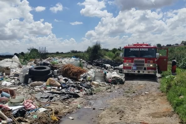 Por: Cortesía Lula Pineda Controlado incendio en sitio de residuos en San Juan Tlautla gracias a la coordinación intermunicipal