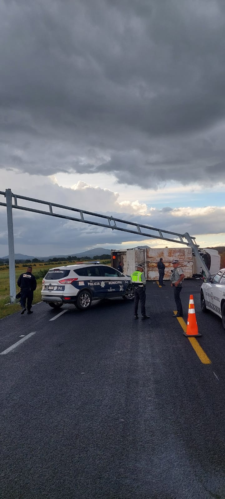 Foto: Cortesía Se vuelca camión de basura de Ixtenco en Xaloztoc; dos trabajadores lesionados