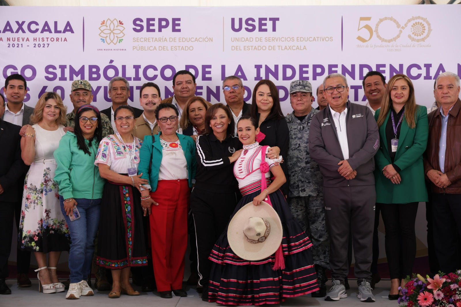 Foto: Cortesía Lorena Cuéllar entrega fuego simbólico a 60 municipios de Tlaxcala