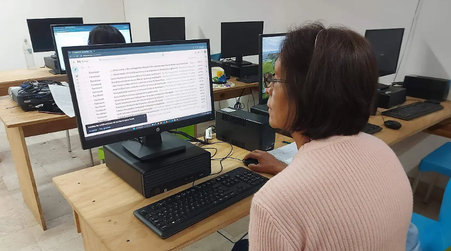 Foto: Cortesía “La Colmena” ofrece taller gratuito para que adultos mayores naveguen seguros