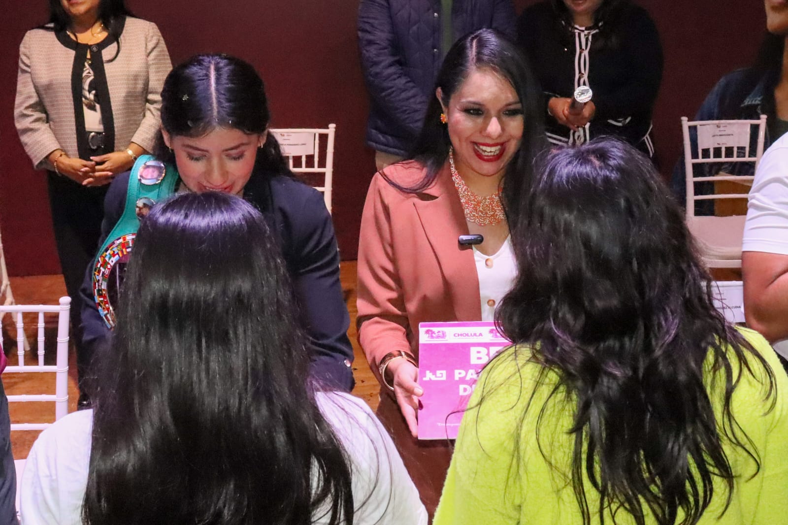 Comunicado oficial En compañía de Gaby “La Bonita” Sánchez, Tonantzin Fernández entrega becas a jóvenes deportistas y universitarios