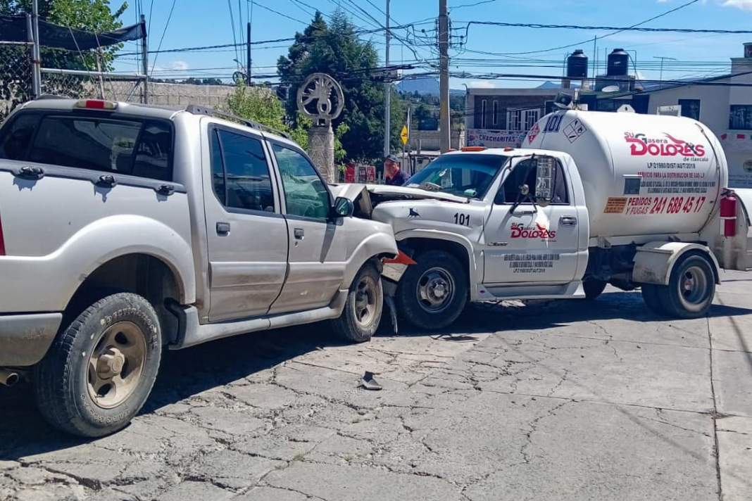 Foto: Cortesía Policía de Tlaxcala controla choque entre vehículo y pipa de gas sin heridos